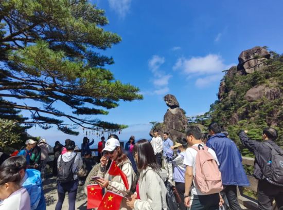 科學(xué)管理與暖心服務(wù)并重，三清山景區(qū)客流有序涌動(dòng)展新貌